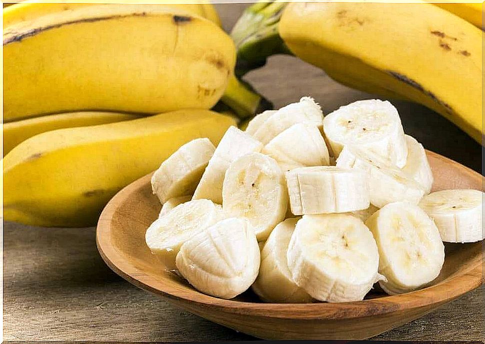 Bananas in a bowl for people with digestive problems