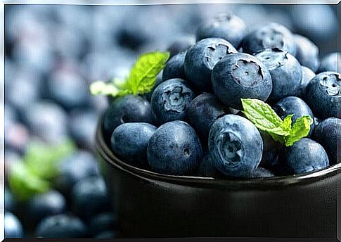 Fruits that help lower your uric acid levels: blueberries