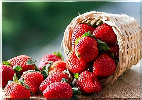 Fruits that help lower your uric acid levels: strawberries