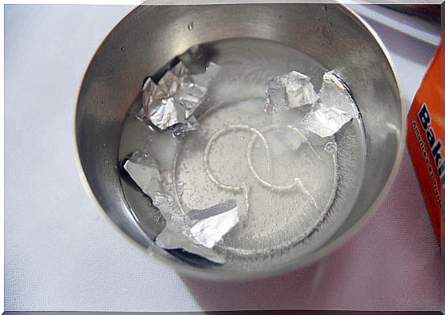 Cleaning silver with aluminum foil