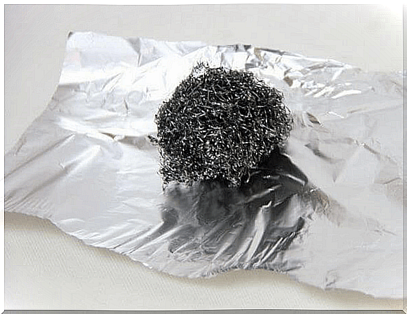 Derusting steel sponge with aluminum foil