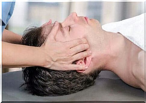 Man gets a massage of his jaw