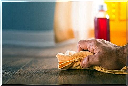 Cleaning wood with beeswax and white spirit