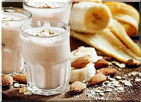 Ginger almond smoothie: tasty and useful