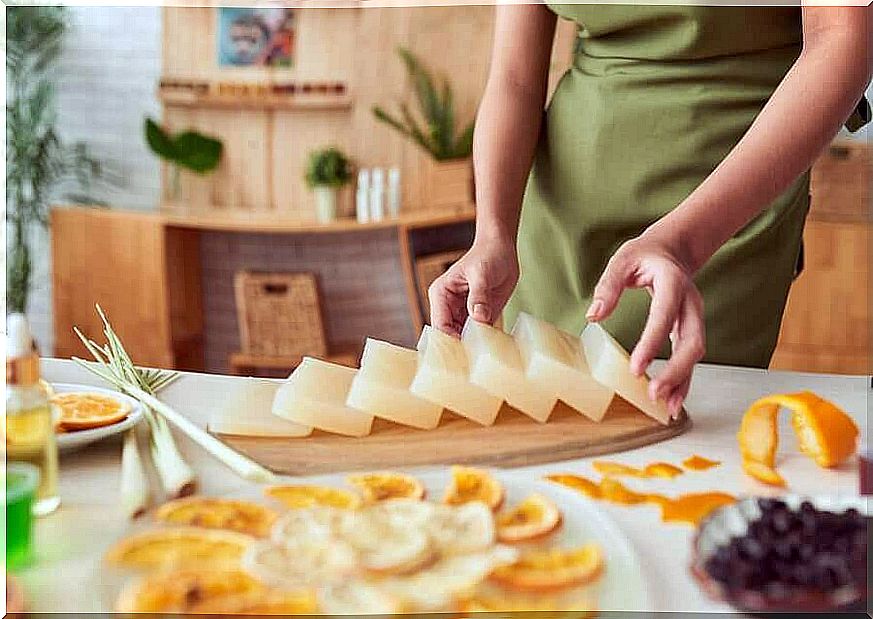 This is how you make decorative and aromatic glycerine soap