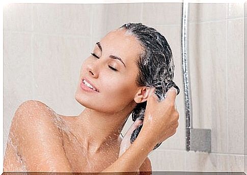 Treating oily hair with sea salt while showering