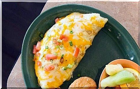 Recipe for a delicious French omelette with cheese and ham