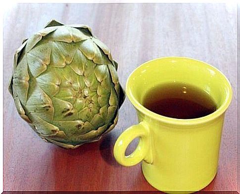 Drink with artichoke and lemon