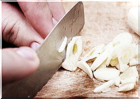 garlic-cutting