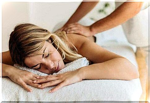 Massage with oil to lose fat